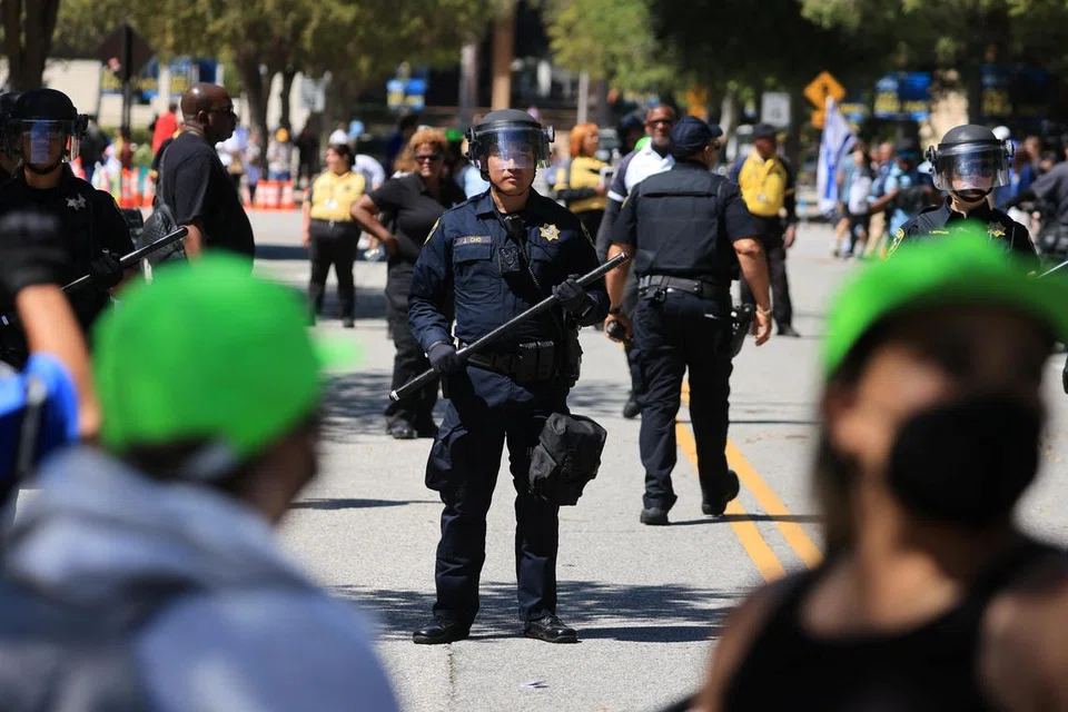 Para pegawai polis Universiti California Los Angeles (UCLA) meleraikan pertempuran singkat antara penunjuk perasaan pro-Palestin dengan kumpulan pro-Israel pada 28 April.