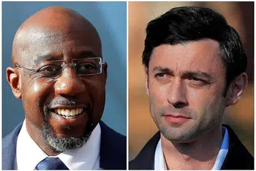 RAIH KEMENANGAN: Calon Demokrat, Encik Raphael Warnock (kiri) dan Encik Jon Ossoff, meraih kemenangan dalam pilihan raya senator di Georgia sekali gus membolehkan Parti Demokrat menguasai Kongres dan Rumah Putih. Foto REUTERS