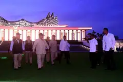 Presiden Prabowo Subianto berjalan di padang rumput hijau di hadapan Istana Presiden di Ibu Kota Nusantara (IKN), Kalimantan Timur, pada Isnin, 13 Januari 2026, sekitar jam 6.45 petang waktu tempatan.