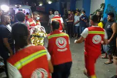 MANGSA DIKEJAR KE HOSPITAL: Mangsa yang mengalami kelecuran teruk dikejar ke hospital dalam insiden letupan tangki bahan bakar di Akkar, utara Lebanon, semalam. - Foto REUTERS