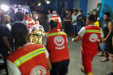 MANGSA DIKEJAR KE HOSPITAL: Mangsa yang mengalami kelecuran teruk dikejar ke hospital dalam insiden letupan tangki bahan bakar di Akkar, utara Lebanon, semalam. - Foto REUTERS