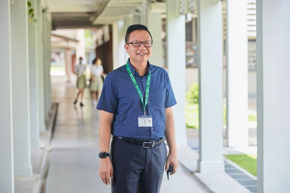 DIBANTU: Encik Osman Aspari mendapatkan bantuan khidmat kerjaya Tenaga Kerja Singapura (WSG) untuk mencipta pelan bagi mengetengahkan matlamat kerjayanya dan bagaimana beliau boleh mencapainya. Hasilnya, beliau berjaya mendapatkan pekerjaan sebagai pengurus operasi di sebuah maktab rendah (JC). - Foto WSG