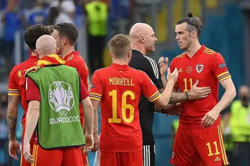 PENCAPAIAN LUAR BIASA: Bale (paling kanan) dan Page (dua dari kanan) meraikan kelayakan Wales ke pusingan kelompok 16 Euro 2020, meskipun kalah 0-1 kepada Italy di Rome kelmarin. - Foto EPA-EFE
