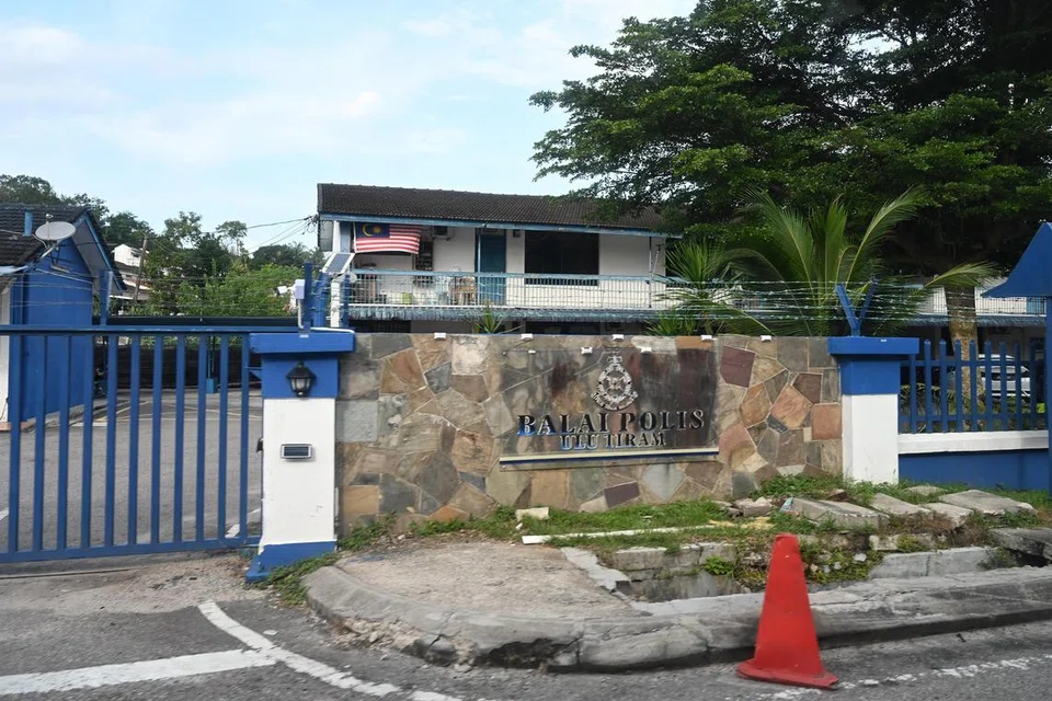 Dua pegawai polis maut di Balai Polis Ulu Tiram ekoran serangan berdarah pada 2.30 pagi, 17 Mei. Seorang lagi pegawai polis dirawat di Hospital Sultan Ismail (HSI). Penyerang, pemuda berusia 21 tahun, ditembak mati dalam kejadian itu. 