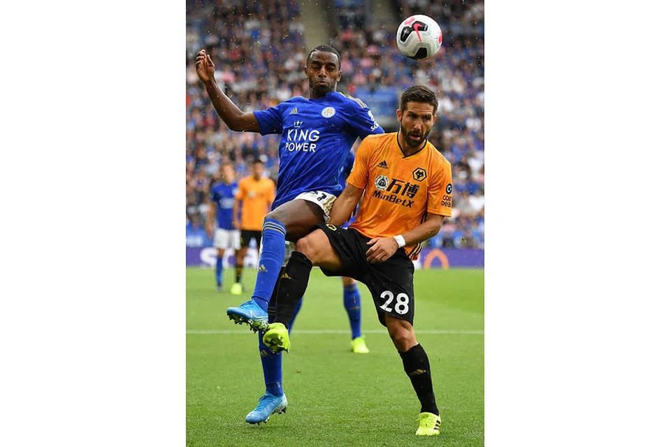 CORAK PERMAINAN MENARIK: Wolves memaparkan permainan berasaskan kecekapan teknikal. Salah seorang pemain Wolves Joao Moutinho (kanan) semasa bertarung dengan Leicester. - Foto AFP