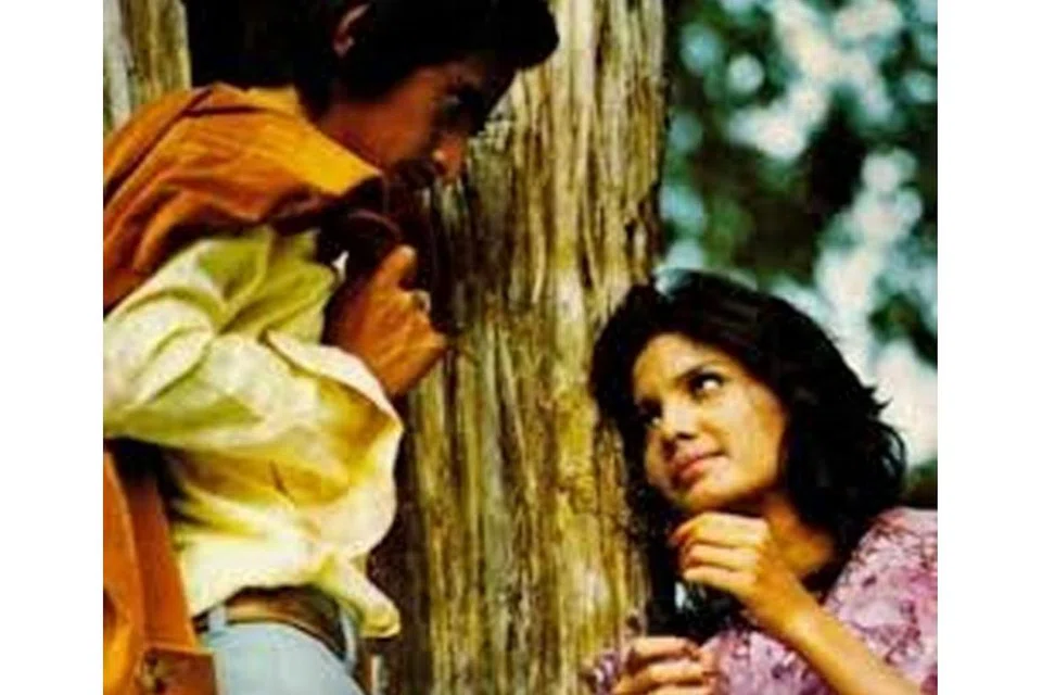 BERMULA DARI SINI: Gandingan serasi Christine (kanan) bersama Slamet Rahardjo dalam filem 'Cinta Pertama'.