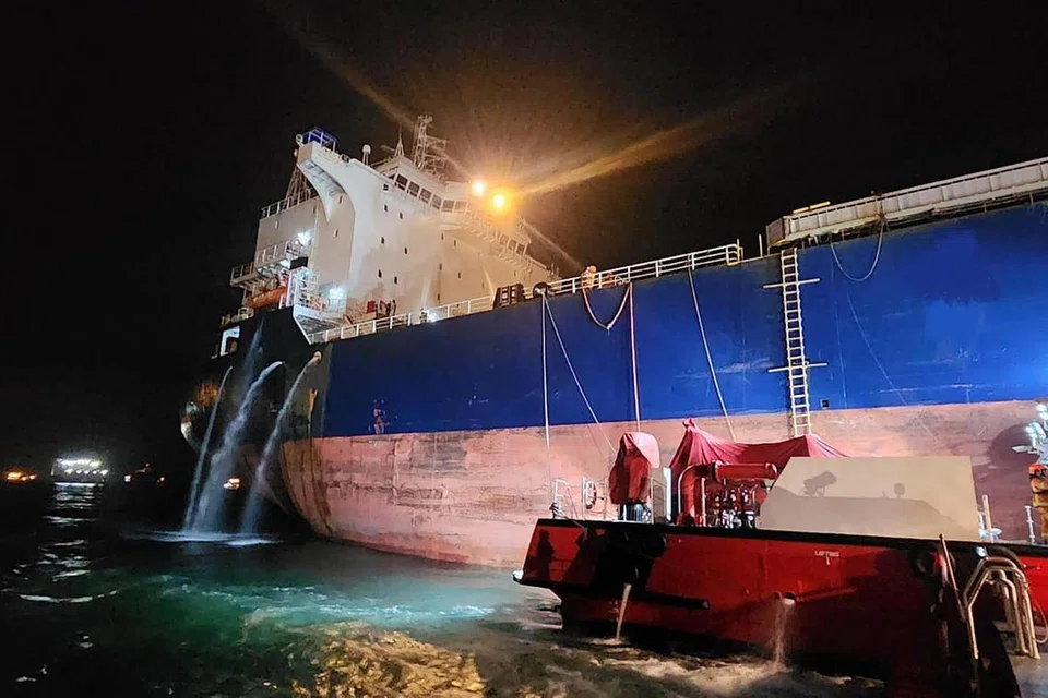 TIADA KORBAN JIWA: Kapal yang berlabuh di Terminal Feri Tanah Merah terbakar pada sekitar 9.35 malam.