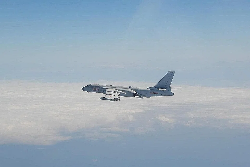 PENCEROBOHAN RUANG ANGKASA: (Gambar atas) Jet pengebom China, PLA Xian H-6, dirakamkan pemerintah Taiwan sebagai memasuki ruang udara Taiwan pada 4 Oktober lalu. - Foto EPA-EFE