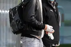 BERJAGA-JAGA: Pemain AC Milan Zlatan Ibrahimovic (kiri) tiba di Lapangan Terbang Malpensa di Milan, Italy pada Isnin lalu. - Foto EPA-EFE