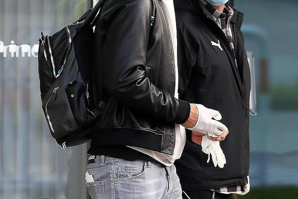 BERJAGA-JAGA: Pemain AC Milan Zlatan Ibrahimovic (kiri) tiba di Lapangan Terbang Malpensa di Milan, Italy pada Isnin lalu. - Foto EPA-EFE