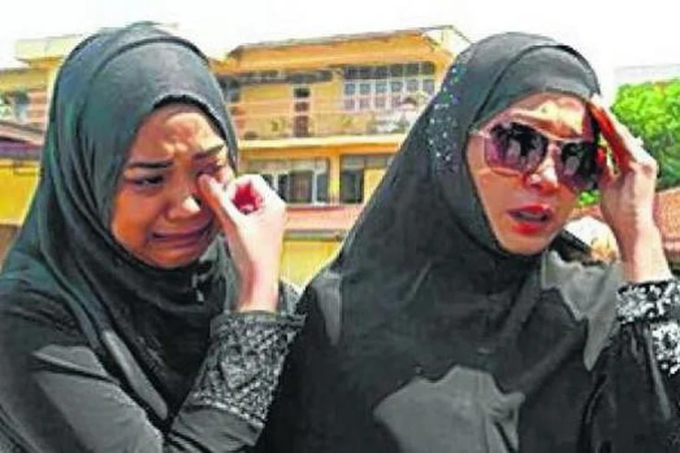 SEBAK: Anak pelakon Liza Abdullah, Nurwafiez Syahiddah Zolkifli (kiri) tidak dapat menahan air mata daripada mengalir semasa berjalan bersama ibunya, pelakon Liza Abdullah, setelah kedua ibu bapanya berpisah. - Foto mStar Online