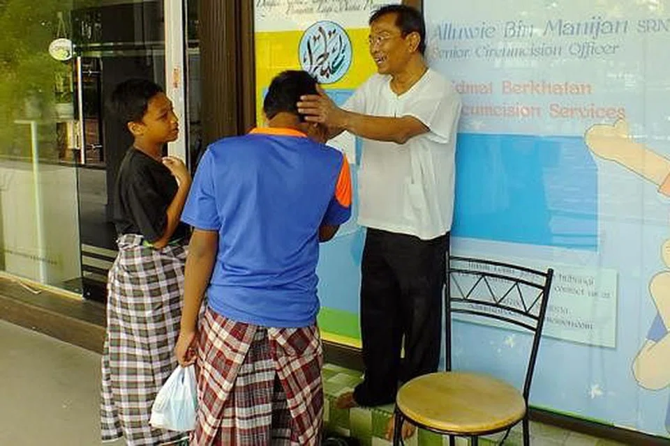 DIKENALI RAMAI BUDAK LELAKI: Encik Alluwie memberi kata-kata perangsang kepada dua budak lelaki yang baru beliau selesai khatankan dan pakaikan kain sarung untuk pulang. - Foto SAINI SALLEH