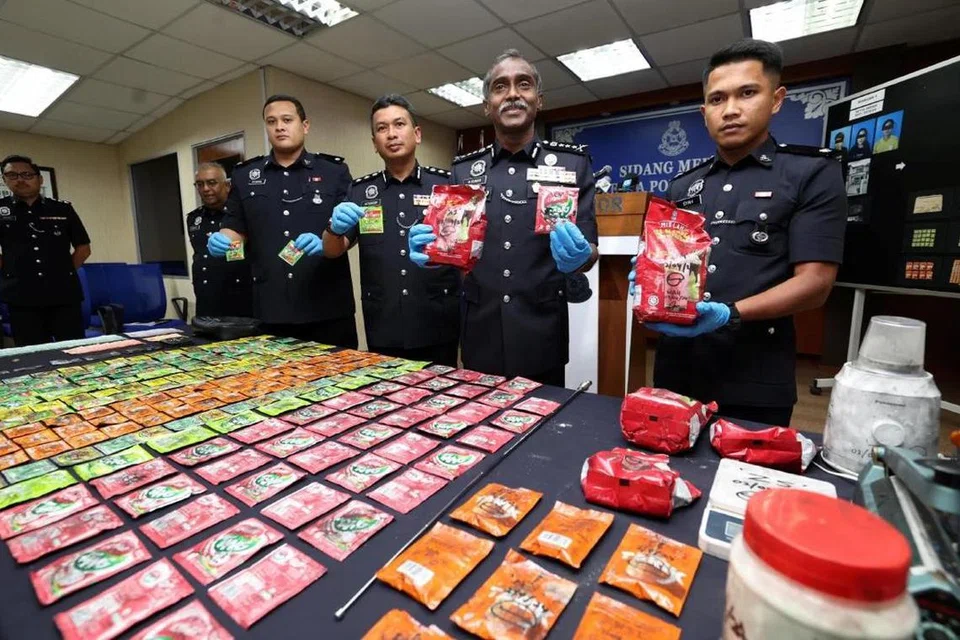 Ketua Polis Johor, Pesuruhjaya Polis M Kumar (dua dari kanan), bersama pegawainya menunjukkan pelbagai jenis dadah yang dijadikan serbuk jus pelbagai perisa yang dirampas.