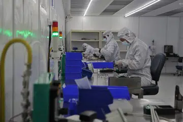 KIRIMAN MENINGKAT: Penghantaran cip litar bersepadu dari Singapura ke China telah meningkat sebanyak 3.5 peratus berbanding Mac.