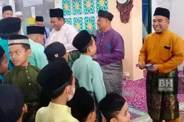 CERIA HARI RAYA AIDILFITRI: Kira-kira 500 kanak-kanak menerima duit raya daripada pengurusan Masjid Tengku Mahkota Abdullah Jerantu, hari ini. - Foto