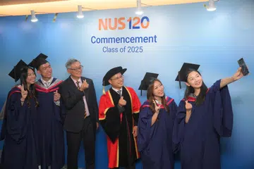Menteri Pendidikan, Encik Desmond Lee (tiga dari kanan), bersama Presiden Universiti Nasional Singapura (NUS) Professor Tan Eng Chye (tiga dari kiri), dan para lulusan universiti di Pusat Budaya Universiti (UCC) NUS pada 14 Julai 2025.