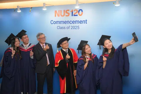 Menteri Pendidikan, Encik Desmond Lee (tiga dari kanan), bersama Presiden Universiti Nasional Singapura (NUS) Professor Tan Eng Chye (tiga dari kiri), dan para lulusan universiti di Pusat Budaya Universiti (UCC) NUS pada 14 Julai 2025.