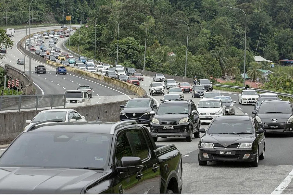 SESAK: Lebuh raya KL-Karak sesak dengan warga kota pulang ke kampung halaman untuk beraya. - Foto ASTRO AWANI