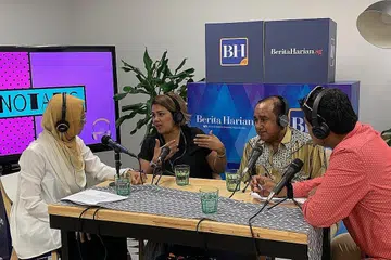 RAMAI INGIN TAHU: Pendengar tertarik dengan perkongsian Cik Fatimah (dua dari kiri) dan bapanya, Encik Mohsin (dua dari kanan). 'Podcast' yang menampilkan mereka antara yang paling banyak pendengar muat turun. Bersama mereka ialah wartawan BH Shahida Sarhid (kiri) dan pengacara setempat Syah Ibrahim. - Foto BH oleh SITI AISYAH NORDIN
