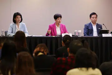 (Dari kiri) Menteri Negara (Ehwal Dalam Negeri merangkap Pembangunan Sosial dan Keluarga), Cik Sun Xueling; Menteri di Pejabat Perdana Menteri, Cik Indranee Rajah; dan Menteri Negara (Kebudayaan, Masyarakat dan Belia merangkap Perdagangan dan Perusahaan), Encik Alvin Tan ketika di sidang akhbar yang mengetengahkan mengenai rangka kerja Pencegahan Pengubahan Wang Haram di Singapura. 