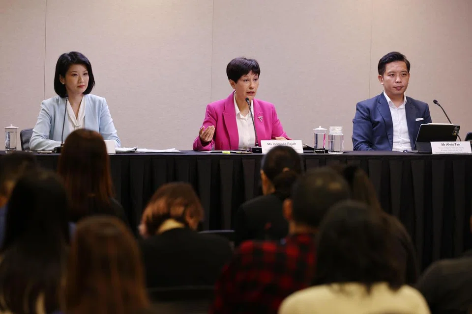 (Dari kiri) Menteri Negara (Ehwal Dalam Negeri merangkap Pembangunan Sosial dan Keluarga), Cik Sun Xueling; Menteri di Pejabat Perdana Menteri, Cik Indranee Rajah; dan Menteri Negara (Kebudayaan, Masyarakat dan Belia merangkap Perdagangan dan Perusahaan), Encik Alvin Tan ketika di sidang akhbar yang mengetengahkan mengenai rangka kerja Pencegahan Pengubahan Wang Haram di Singapura. 