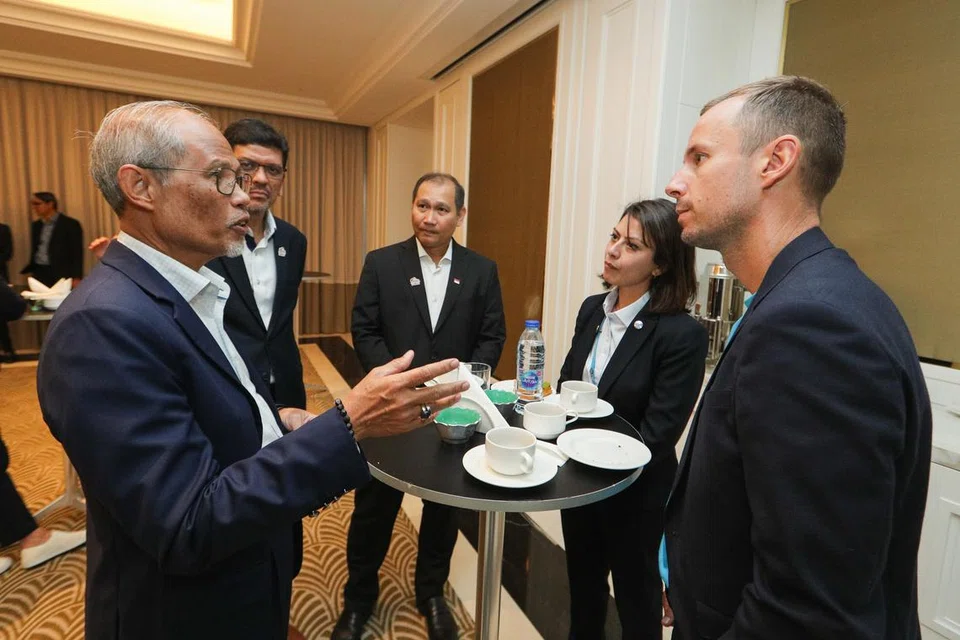 Menteri Bertanggungjawab bagi Ehwal Masyarakat Islam, Encik Masagos Zulkifli Masagos Mohamad (kiri) bersama Ketua Pegawai Eksekutif (CEO) Yayasan Rahmatan Lil Alamin (RLAF), Encik Adnan Abdul Hamid (dua dari kiri), mantan CEO RLAF, Encik Muhammad Faizal Othman (tiga dari kiri) dan para pegawai Dana Kanak-Kanak Pertubuhan Bangsa-Bangsa Bersatu (Unicef).