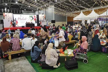 SAMBUTAN MENGGALAKKAN: MegaExpress kembali menganjurkan pameran berskala besar seperti Halal 2022 menyusuli kelonggaran pasca-Covid-19. - Foto BH oleh KHALID BABA