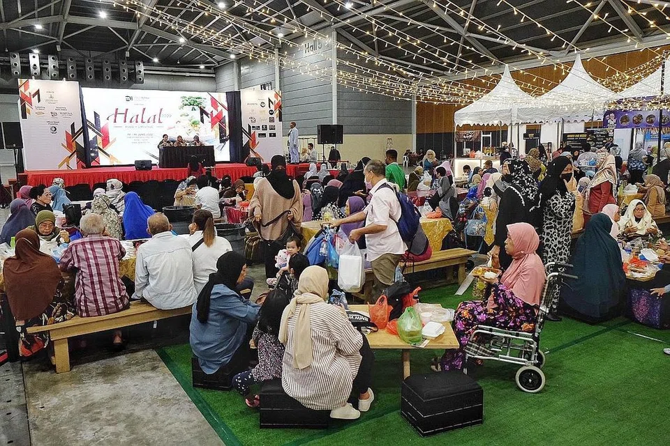 SAMBUTAN MENGGALAKKAN: MegaExpress kembali menganjurkan pameran berskala besar seperti Halal 2022 menyusuli kelonggaran pasca-Covid-19. - Foto BH oleh KHALID BABA