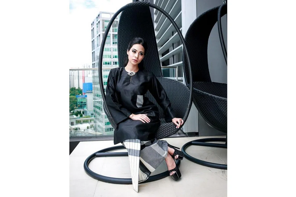 BAJU KURUNG PAHANG: Butik Mona J mengubah suai baju kurung Pahang dengan memadankannya dengan kain pelekat untuk sambutan Hari Raya Aidilfitri tahun ini.