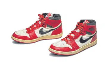 BERHARGA: Kasut bola keranjang Nike Air Jordan 1s yang digunakan oleh Michael Jordan pada musim 1985 ini dilelong dengan harga rekod $560,000 oleh Sotheby's baru-baru ini. - Foto REUTERS