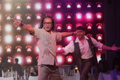 Buat julung-julung kalinya, pelakon, pengarah, penerbit dan penulis, Rafaat Hamzah (kiri), tampil mengejutkan dengan watak yang tidak pernah dijayakan di kaca televisyen sebelum ini. 