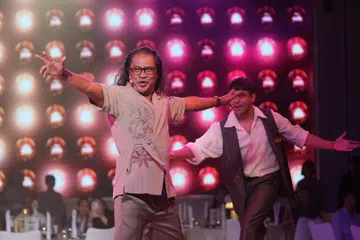 Buat julung-julung kalinya, pelakon, pengarah, penerbit dan penulis, Rafaat Hamzah (kiri), tampil mengejutkan dengan watak yang tidak pernah dijayakan di kaca televisyen sebelum ini. 