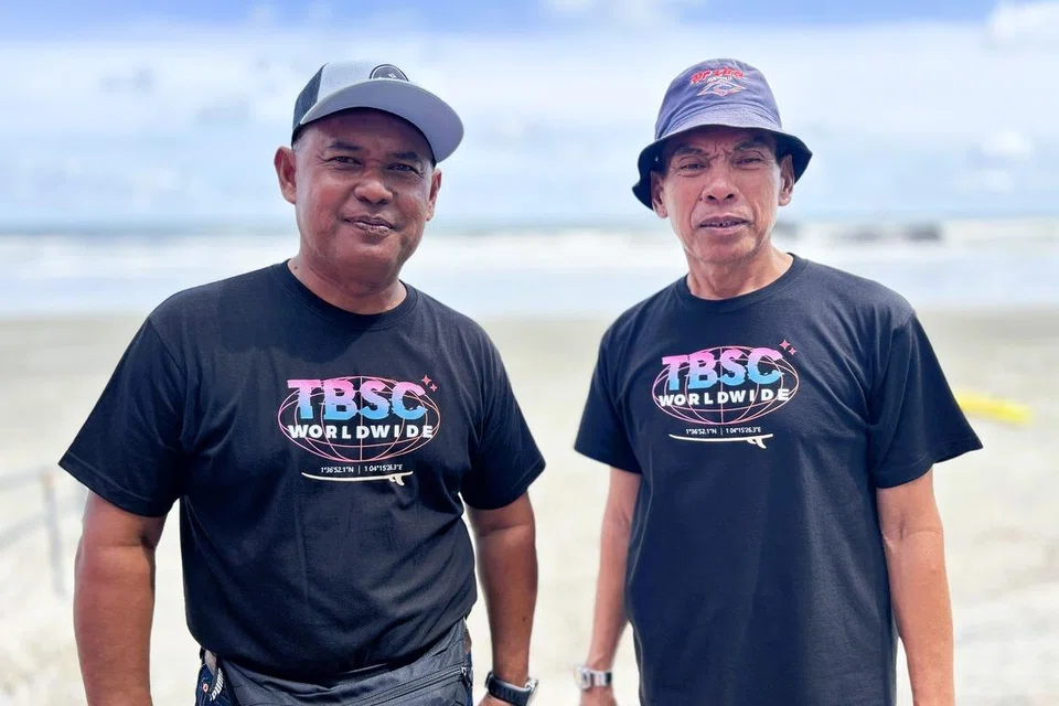 Pengerusi Koperasi Sinar Tanjung Balau, Encik Salahudin Abu Bakar (kiri), bersama Presiden Kelab Tanjung Balau Surf Community, Encik Abu Bakar Ali.
