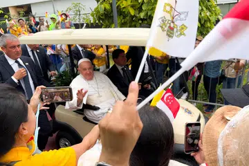 Sekitar 1,000 penganut Roman Katolik, yang menanti sepanjang Jurassic Mile di Lapangan Terbang Changi, menyambut meriah kedatangan ketua Gereja Roman Katolik sedunia, Paus Francis, pada 11 September.