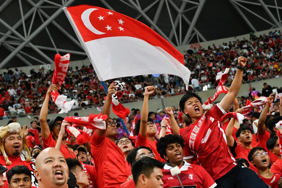 Kumpulan penyokong pasukan bola sepak nasional, Singa Brigade bersorak hampir sepanjang perlawanan semasa Singapura menentang Korea Selatan di Stadium Negara pada 6 Jun.