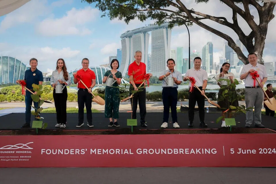 (Dari kiri) Pengerusi bersama Jawatankuasa Tugu Pengasas, Profesor Tan Tai Yong; pemimpin belia, Cik Parvynpal Kaur Hari Singh; Menteri Kebudayaan, Masyarakat dan Belia, Encik Edwin Tong; relawan, Cik Tan Shi Ying; Menteri Kanan, Encik Lee Hsien Loong; pelajar Arsa Muhammad Naufal; Menteri Pembangunan Negara, Encik Desmond Lee; pelajar, Alyah Shadrina Mohammad Taufik; dan pengerusi bersama Jawatankuasa Tugu Pengasas, Encik Lee Tzu Yang.