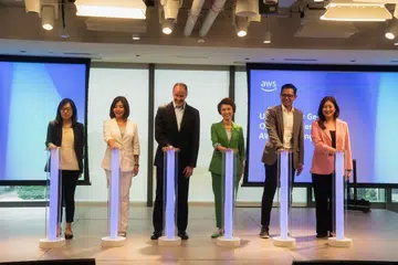 Penolong Naib Presiden Industri Digital Singapura (DISG), Cik Mabel Seah (dari kiri); Pengurus Negara, AWS Singapore, Cik Priscilla Chong; Naib Presiden bagi Penjualan Global Asia Pasifik dan Jepun di AWS, Encik Jaime Valles; Menteri Negara Kanan (Kebudayaan, Masyarakat dan Belia merangkap Perdagangan dan Perusahaan), Cik Low Yen Ling; Naib Presiden Kanan DISG, Encik Philbert Gomez; dan Pengurus Negara Singapura bagi Sektor Awam di AWS, Cik Elsie Tan, di majlis pelancaran Program AI Springboard. Majlis diadakan di pejabat AWS Singapore di Central Boulevard pada 26 Jun.