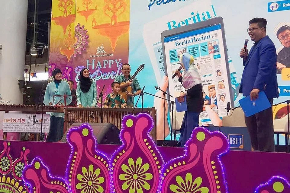 BUAT PERSEMBAHAN: Keluarga Cik Nisa Mustikawati membuat persembahan di bawah NETASIA-AWI ketika pelancaran Tablet Berita Harian di Our Tampines Hub pada 2019. - Foto ihsan ENCIK VERY A. MADRIANTO