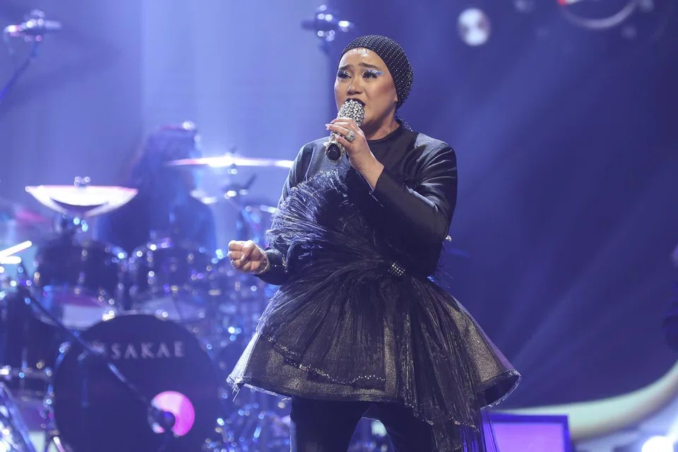 AZHARINA AZHAR: Ketua juri, Datuk Ramli MS, menyifatkan Azharina Azhar sebagai memiliki gejolak rasa dalam diri yang menjejas mutu nyanyian dua lagu rok ikonik, ‘What’s Up’ dan ‘Livin’ On A Prayer’.