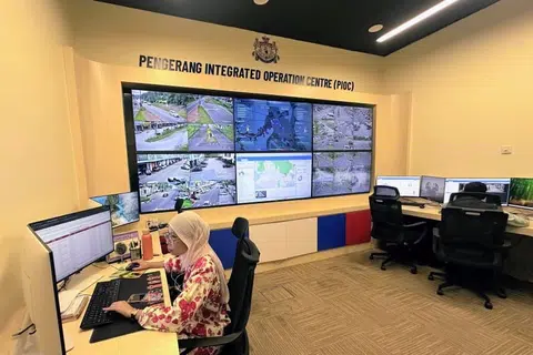 Pusat Operasi Bersepadu Majlis Perbandaran Pengerang (MPP) telah memasang sebanyak 89 kamera litar tertutup (CCTV) secara strategik, dengan 46 daripadanya telah beroperasi dan baki 43 lagi sedang melalui proses persediaan sebelum digunakan.