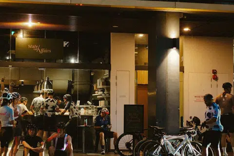 Suasana di kafe itu pada hujung minggu, apabila mereka membukanya pada 6 pagi, ramai pelanggan seperti penunggang basikal berhenti seketika untuk menikmati secawan kopi.
