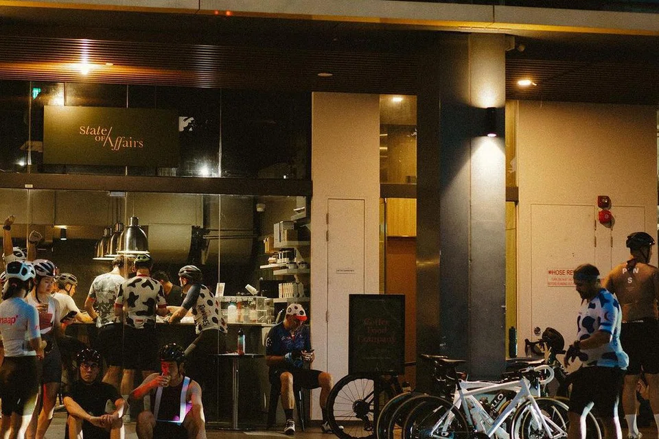 Suasana di kafe itu pada hujung minggu, apabila mereka membukanya pada 6 pagi, ramai pelanggan seperti penunggang basikal berhenti seketika untuk menikmati secawan kopi.