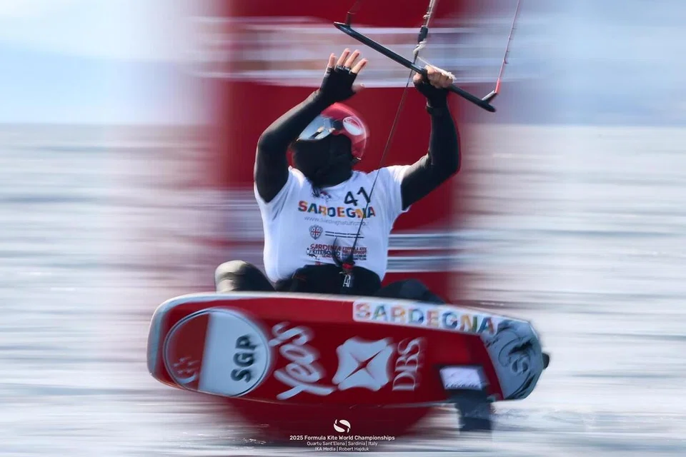 Maximilian Maeder dari Singapura beraksi dalam siri pembukaan Kejohanan Dunia Formula Kite 2025 di pantai Quartu Sant’Elena, Italy, pada 5 Oktober.