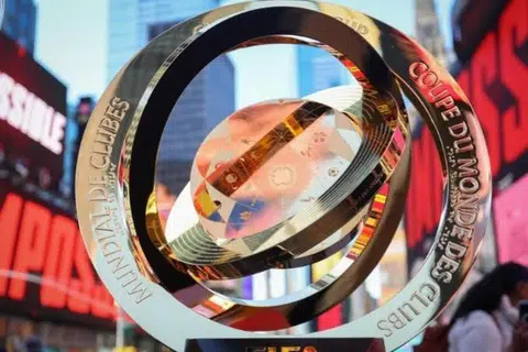 Trofi Piala Dunia Kelab Fifa 2025 dipamerkan di Times Square di New York, menjelang kejohanan dari 14 Jun hingga 13 Julai.