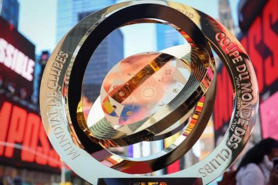 Trofi Piala Dunia Kelab Fifa 2025 dipamerkan di Times Square di New York, menjelang kejohanan dari 14 Jun hingga 13 Julai.