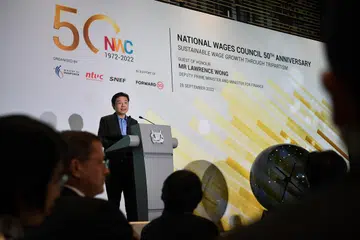TINGKAT PRODUKTIVITI: Encik Wong di majlis makan malam kelmarin untuk meraikan ulang tahun ke-50 Majlis Gaji Kebangsaan (NWC) berkata dalam keadaan pelbagai cabaran kini, Singapura akan kehilangan daya saing globalnya jika gajinya meningkat terlalu cepat.