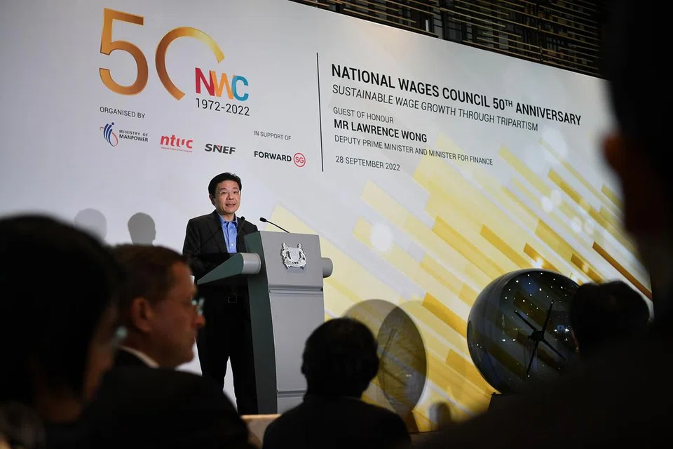 TINGKAT PRODUKTIVITI: Encik Wong di majlis makan malam kelmarin untuk meraikan ulang tahun ke-50 Majlis Gaji Kebangsaan (NWC) berkata dalam keadaan pelbagai cabaran kini, Singapura akan kehilangan daya saing globalnya jika gajinya meningkat terlalu cepat.