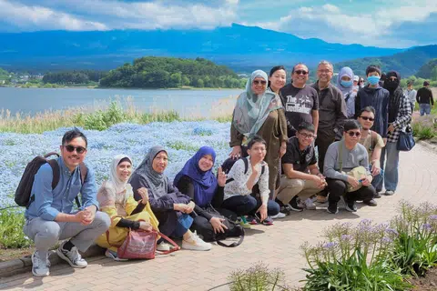 LEPAS RINDU MELANCONG: Pelancong dari Singapura mengubati kerinduan pada kembara melihat negara orang dan bergambar bersama di Taman Oishi.