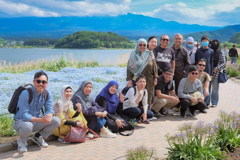 LEPAS RINDU MELANCONG: Pelancong dari Singapura mengubati kerinduan pada kembara melihat negara orang dan bergambar bersama di Taman Oishi.