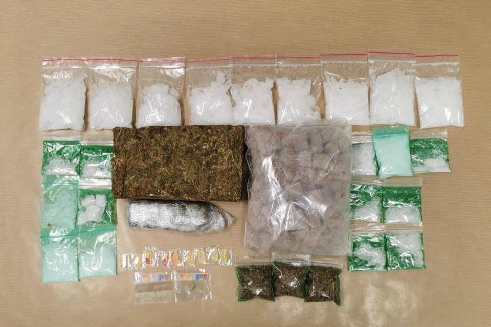 RAMPASAN CNB: Heroin, Ice, kanabis dan setem LSD dirampas dari unit kejiranan di kawasan Woodlands Drive 75 dalam operasi CNB pada 23 Februari 2021. - Foto CNB .